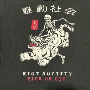 Size L riot society